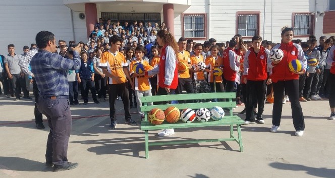 Kadın basketbol takımından lise öğrencilerine malzeme desteği