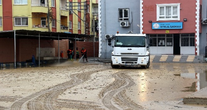 Akdeniz Belediyesi, yağmur ve doludan etkilenen vatandaşların yardımına koştu