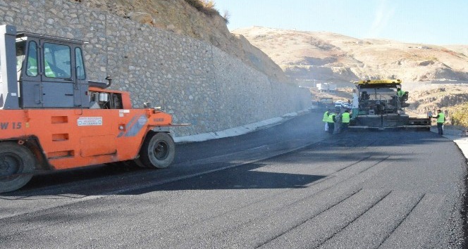 Siirt’in Pervari ilçesi ilk kez sıcak asfalt gördü