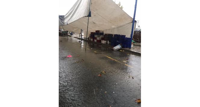 Şiddetli yağış pazarcıları etkiledi
