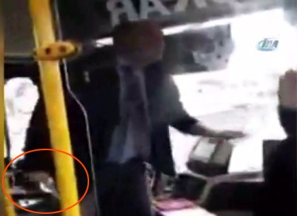 Otobüs şoförü vatandaşlara bıçak çekti