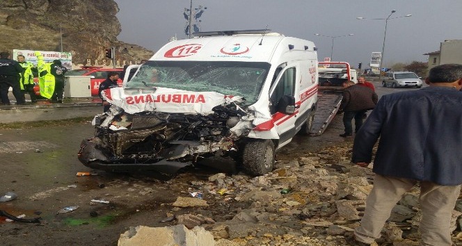 Erzurum’da ambulans traktörle çarpıştı: 7 yaralı
