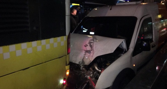 Hat güvenliği sağlayan araç metrobüse arkadan çarptı: 1 yaralı