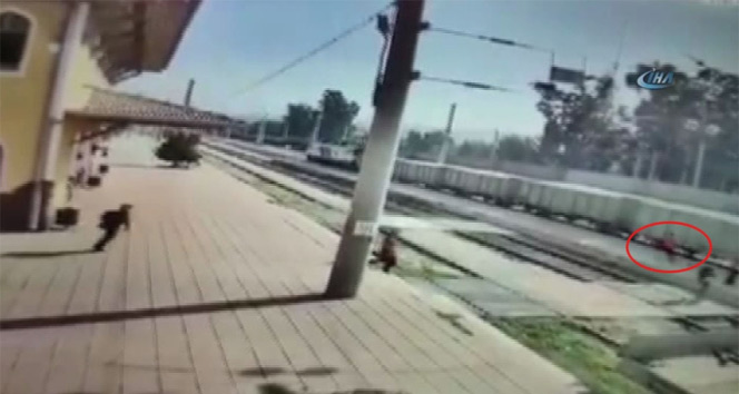 Küçük çocuk trenin altında kaldı: Feci kaza kamerada