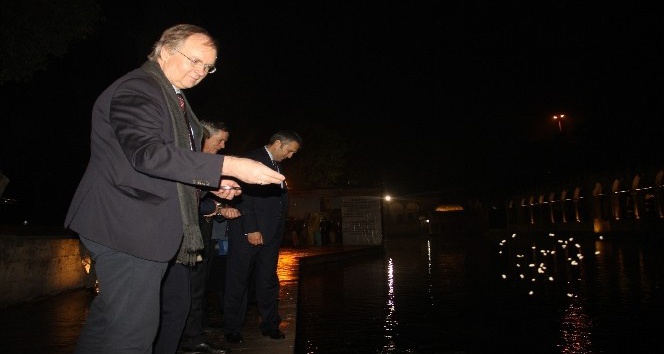 AB Türkiye Delegasyonu Başkanı Berger, Balıklıgöl’ü gezerek, balıklara yem attı