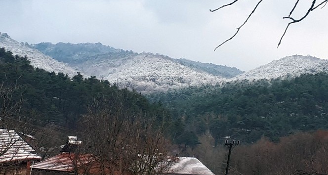 Mevsimin ilk karı köyleri beyaza bürüdü