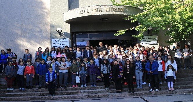 Çocuklar Bergama’nın tarihini tiyatro ile öğrendiler