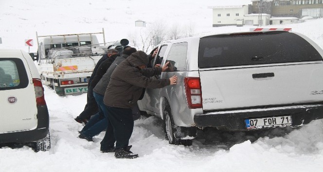 Uludağ’da kar kalınlığı yaklaşık 1 metreye ulaştı, bazı araçlar yolda kaldı