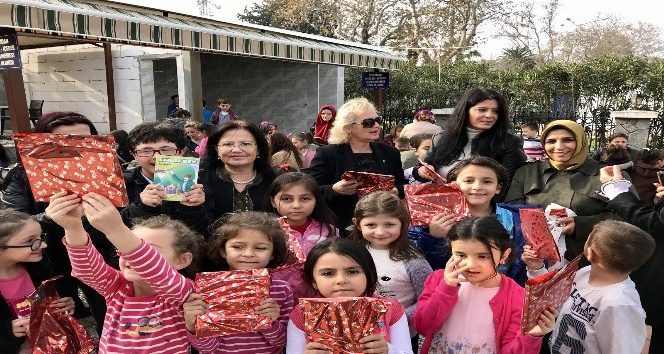 AK Partili kadınlar çocuklara kitap dağıttı