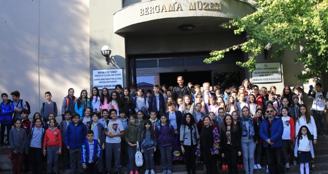 Çocuklar Bergama&#039;nın tarihini tiyatro ile öğrendiler