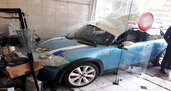 (Özel haber) Başkent’te bir otomobil dükkanın camından içeri girdi: 1 yaralı