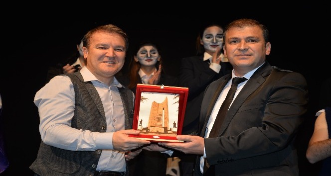 Uludağ Üniversitesi öğrencileri Bozüyük’te “Ayak Bacak Fabrikası” oyununu sahneledi