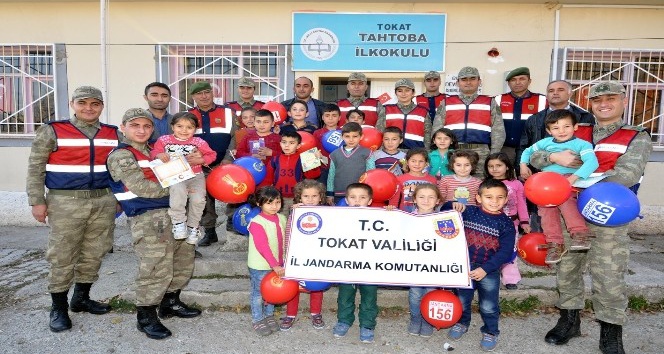 Jandarma tarafından köy okuluna 360 adet kitap hediye edildi