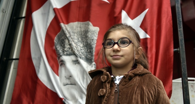 Atatürk posterli Türk bayrağını öpen öğrencinin kim olduğu ortaya çıktı