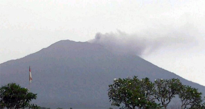 Agung Yanardağı, yeniden faaliyete geçti