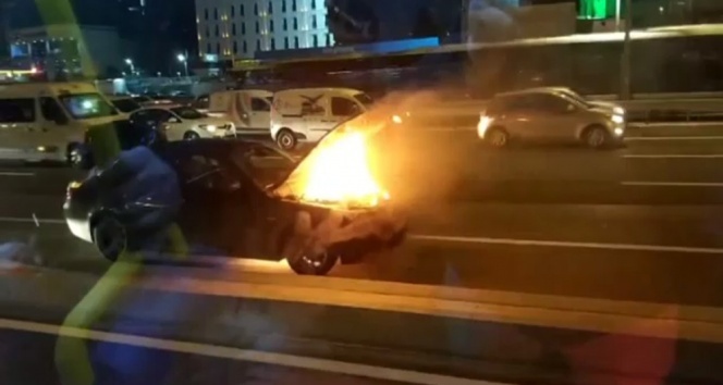 Lüks otomobil E-5 üzerinde alev alev yandı