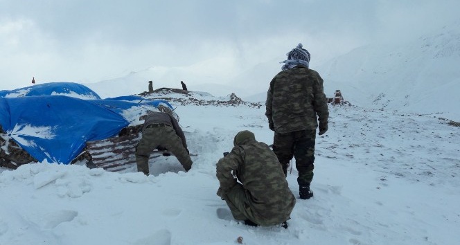 (Özel haber) Mehmetçik Kato Dağı’nda hem terörle, hem de karla mücadele ediyor