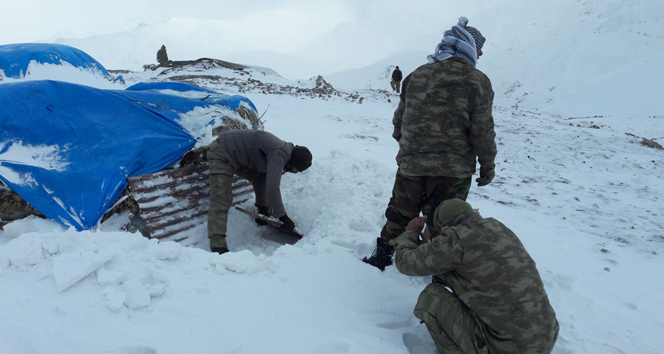 Mehmetçik, kar kış dinlemiyor, Kato Dağı&#039;nı PKK&#039;dan temizliyor