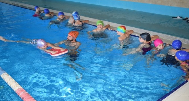 Kırsal mahallelerdeki çocuklar yüzme öğreniyor