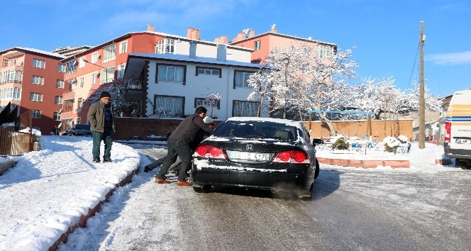 Yozgat’ta buzlanan yollar sürücülere ve vatandaşlara zor anlar yaşattı