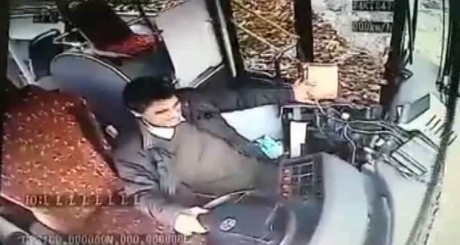 (Özel) İstinye’de freni boşalan özel halk otobüsünün kaza anı kamerada