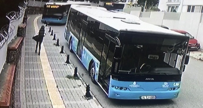 (Özel haber) Ümraniye’de halk otobüsü okulun bariyerlerinde asılı kaldı