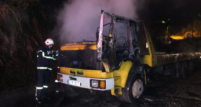 Seyir halindeki kamyonda yangın |Kocaeli haberleri