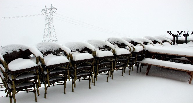 Kar yağışının etkili olduğu Doğu’da yollar ulaşıma kapandı, çocuklar karın tadını çıkardı