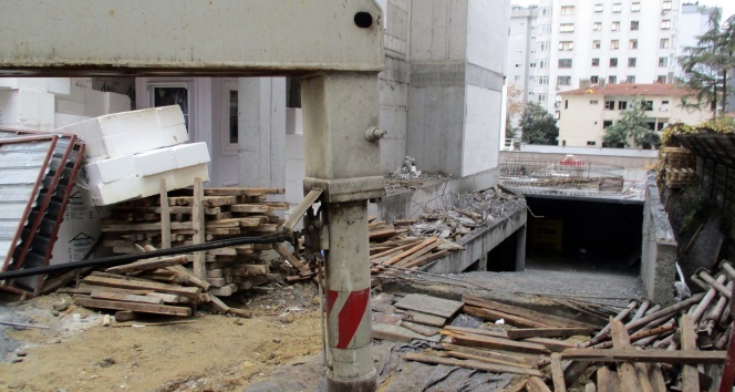 Kadıköy&#039;de bir işçinin üzerine beton blok devrildi