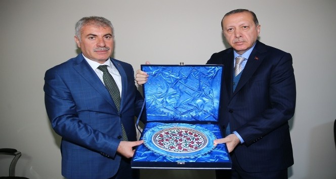 Cumhurbaşkanı Erdoğan’dan Başkan Memiş’e plaket