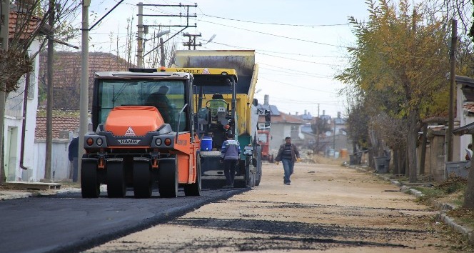 Karaman Belediyesi iki mahallede 65 sokağı asfaltladı