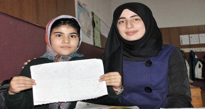 (Özel Haber) Yasemin öğretmenden Afgan öğrencisine yürek kabartan davranış