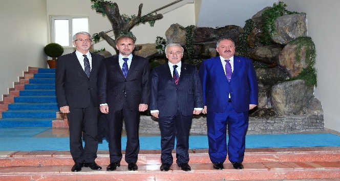 Bosna Hersek Büyükelçisi Bakir Sadoviç Vali Kamçı’yı Ziyaret Etti
