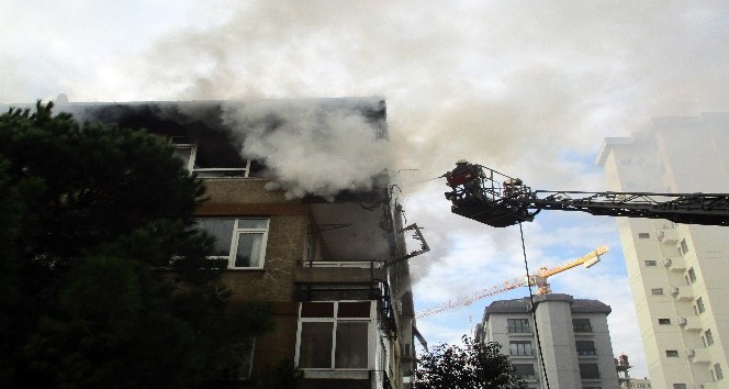 Kadıköy’de 4 katlı binada çıkan yangın paniğe neden oldu