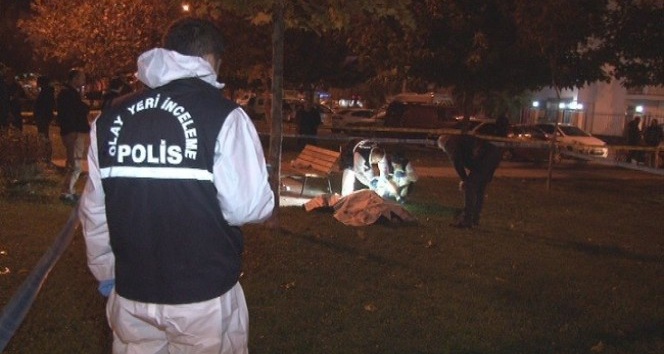 İzmir’de parkta oturan bir kişi infaz edildi