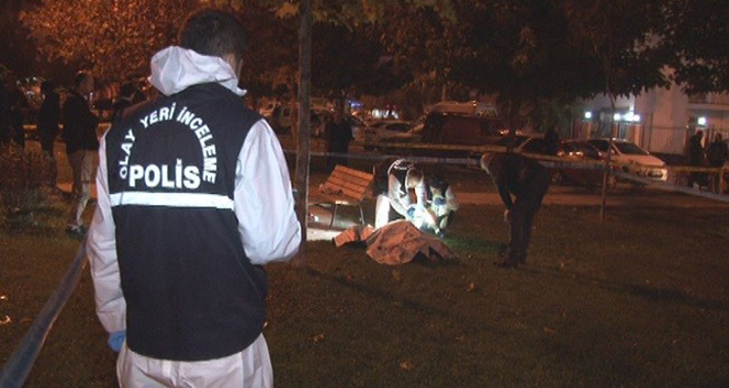 İzmir&#039;de parkta oturan bir kişi infaz edildi