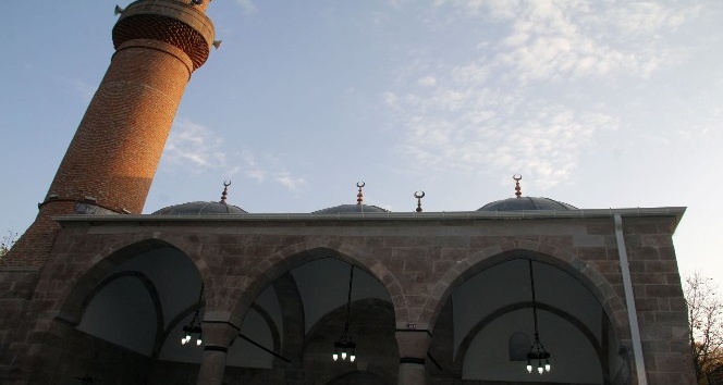Doğu Karadeniz’de Selçuklu mimarisi ile yapılan en eski cami olan Behramşah Camisi ibadete açıldı