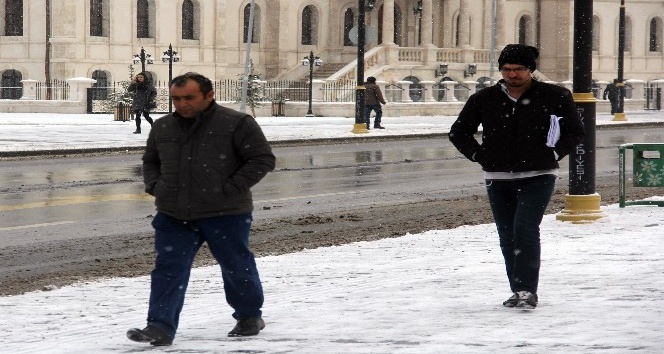 Sivas’ta kar yağışı etkili oluyor