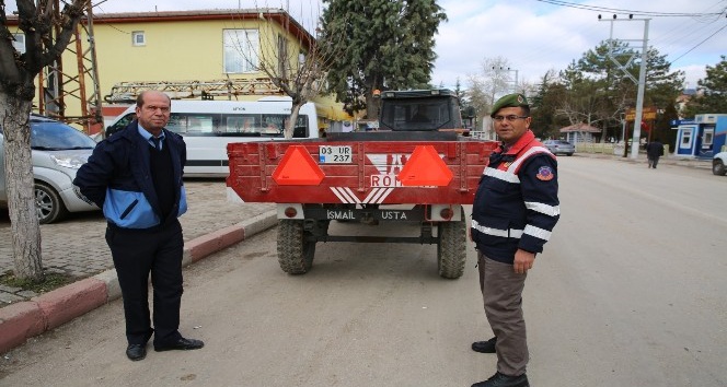 İhsaniye’de traktör römorklarına reflektör takılmaya başlandı