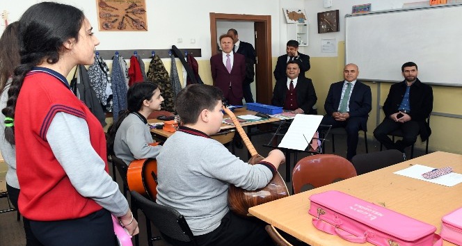 Ali Korkut, öğretmenler gününü okulda kutladı