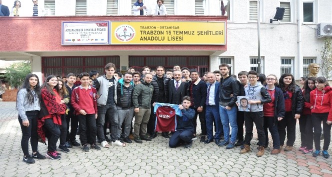 Trabzonsporlu Yusuf Yazıcı ve Abdurrahim Dursun’dan anlamlı ziyaret