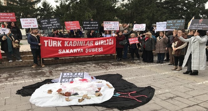 TKB Sakarya Şubesi kadına şiddeti protesto etti