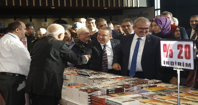 8. Antalya Konyaaltı Kitap Fuarı kapılarını yeni yerinde açtı