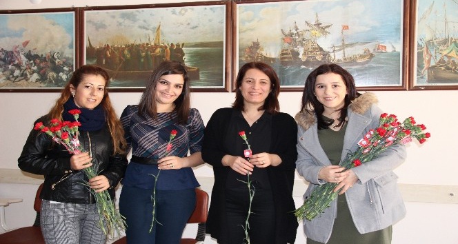 Başkan Özakcan 112 okulda 3 bin öğretmene karanfil dağıttı
