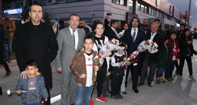 12 yıl aradan sonra Malatya’ya gelen Beşiktaş’a coşkulu karşılama