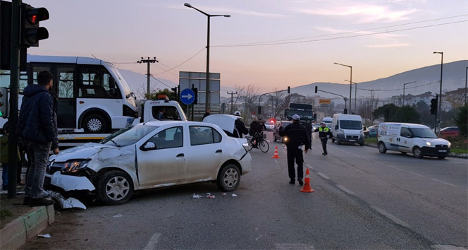 Bursa&#039;da tır ile otomobil çarpıştı: 3 yaralı| Bursa haberleri