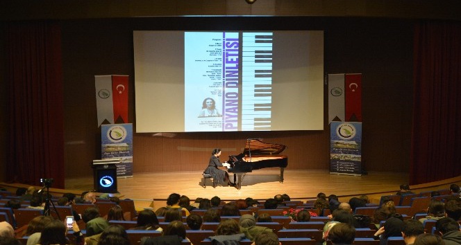 Tıp öğrencileri birliğinden piyano dinletisi