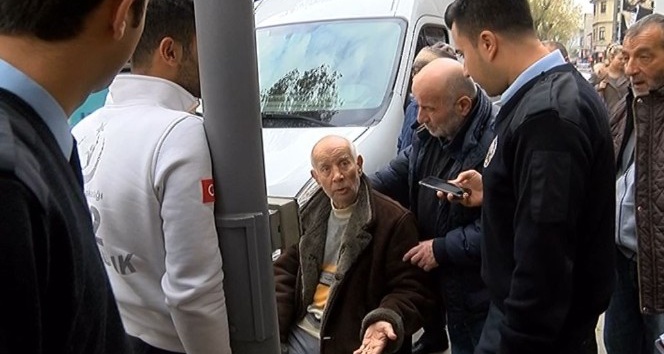 (Özel Haber) Ünlülerin müzisyeni Muammer Amca’ya Ortaköy’de otomobil çarptı
