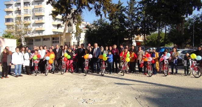Silifke’de çocuklara bisiklet dağıtıldı