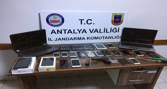 Alanya’da 22 cep telefonu çalan 3 şüpheli yakalandı